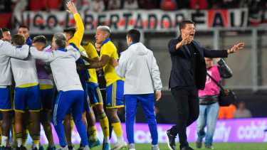 Festejo de Sebastián Battaglia y, detrás, de sus jugadores. Boca se quedó con el Superclásico. Foto: Alfredo Luna, Télam
