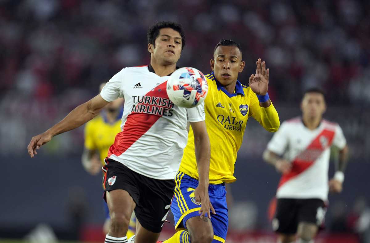 Rojas contra la marca de Villa, en el comienzo del Superclásico. (AP Photo'/Natacha Pisarenko)