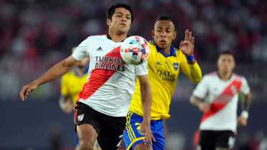 Rojas contra la marca de Villa, en el comienzo del Superclásico. (AP Photo'/Natacha Pisarenko)