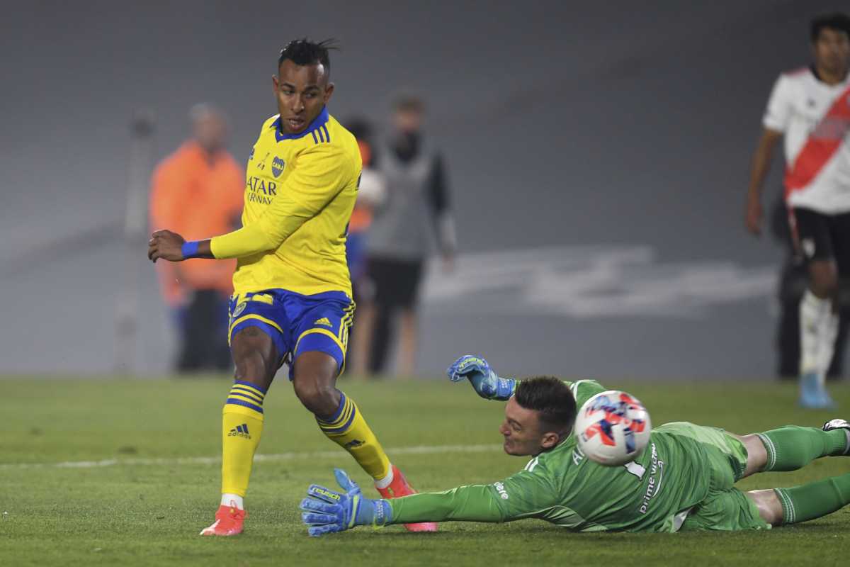 Villa pasa a Armani y toca al gol en el arranque del segundo tiempo del Superclásico. Foto: Fernando Gens-Télam