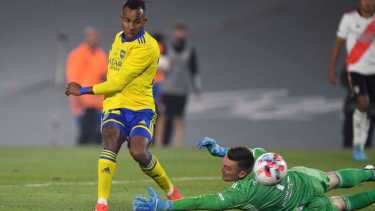 Villa pasa a Armani y toca al gol en el arranque del segundo tiempo del Superclásico. Foto: Fernando Gens-Télam