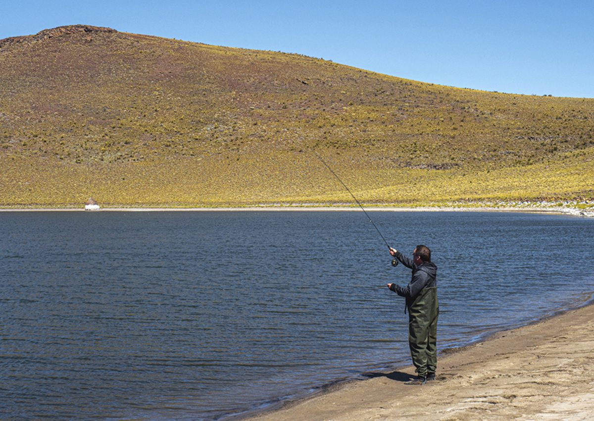 Un pescador prueba suerte en la laguna Huraco, en el norte neuquino.. Foto: Ricardo Kleine Samson