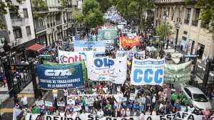 Lanzan 100 cortes de ruta y ollas populares en el país contra el acuerdo con el FMI