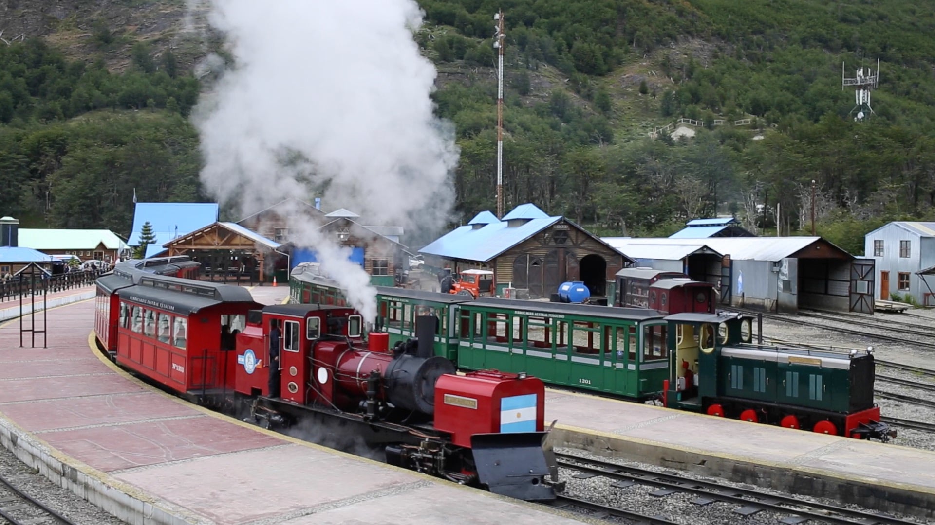 Luego de cuarenta años sin funcionar, en 1994 el Tren del Fin del Mundo retomó parte del antiguo recorrido que realizaba el tren de los presos, el cual partía desde el presidio de Ushuaia.