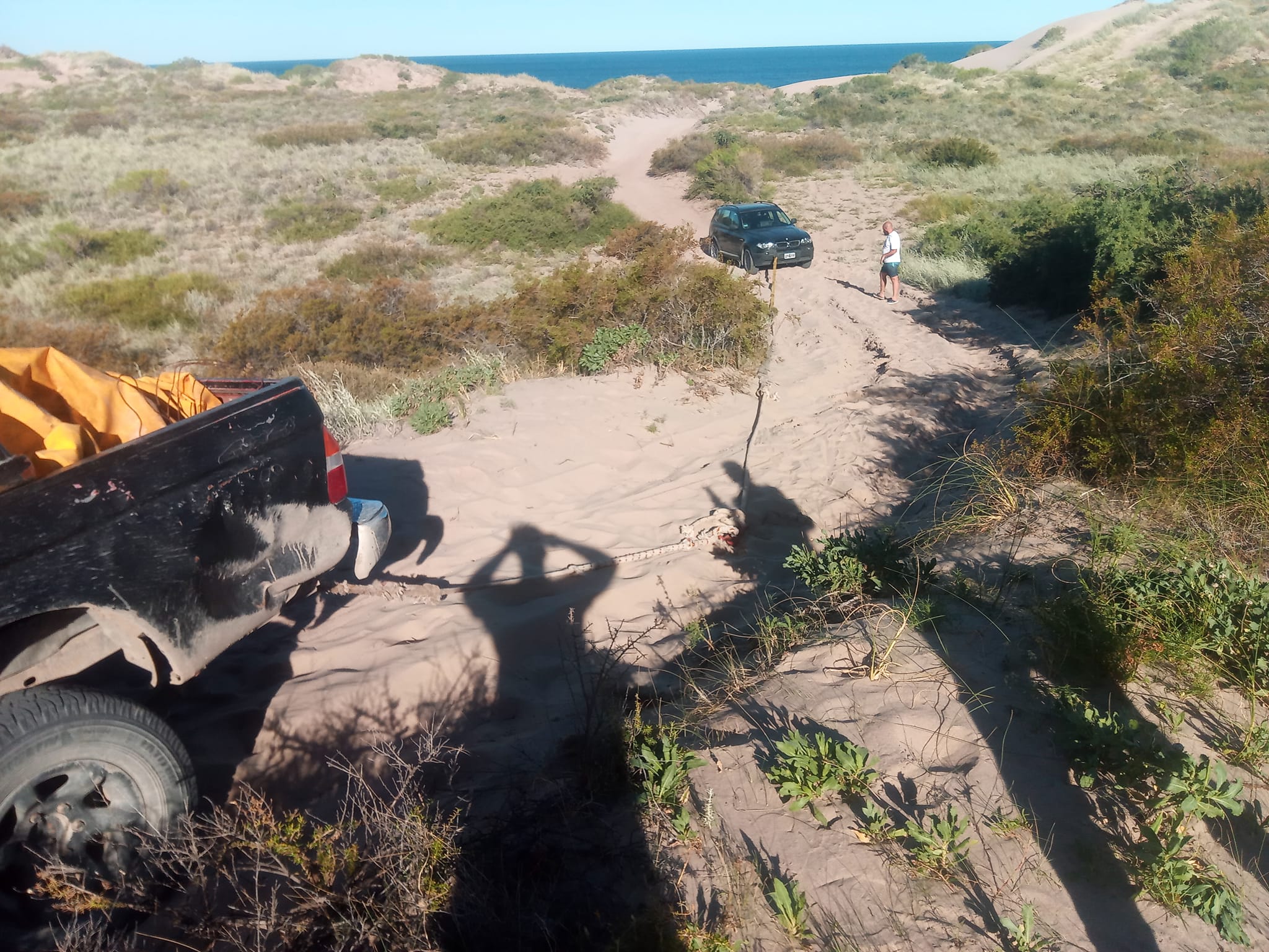 La camioneta se había encajado cerca de Piedras Coloradas, a unos 6 km de Las Grutas, norte de la Patagonia. 