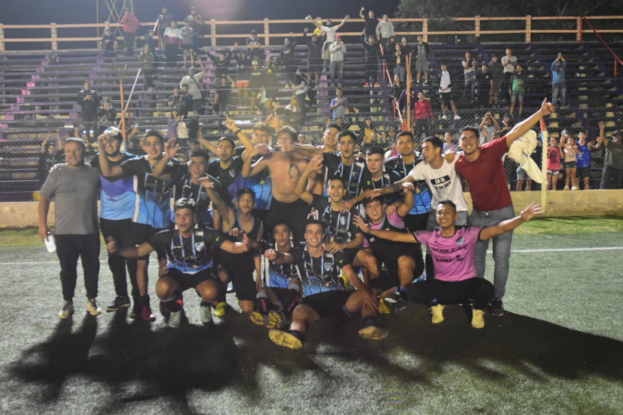 Academia Pillmatún y su festejo tras eliminar a Deportivo Roca en semifinales. Fotos: Andrés Maripe 