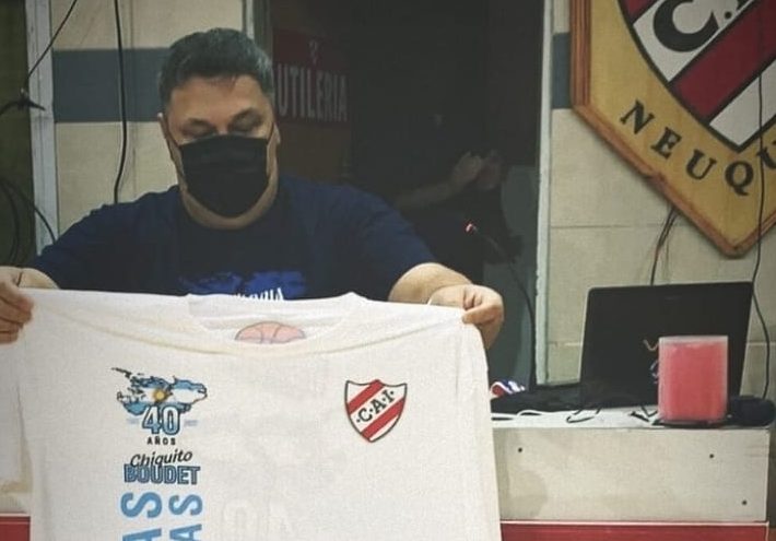Independiente le regaló la sudadera con el símbolo de Malvinas y su nombre a Norberto Boudet. Foto: gentileza 