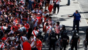 Detuvieron a 16 hinchas de River por incidentes afuera del Monumental