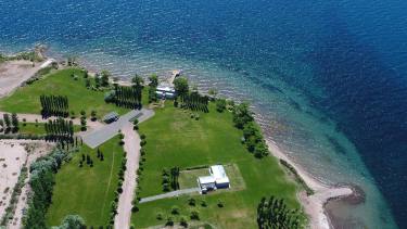 En el barrio privado del lago Mari Menuco hay, al menos, 100 viviendas. (Facebook barrio La Península).-