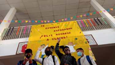 La alegría de los chicos de Primaria de volver a la escuela. Foto: Cesar Izza