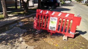 Pérdidas de agua en Roca: vecinos cansados por más de 20 parches en una cuadra