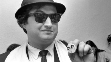 John Belushi fue un ícono del humor en la brumosa y decadente Nueva York de los años ´70, que con sus físicas y desaforadas performances marcó un particular estilo a la hora de hacer reír.