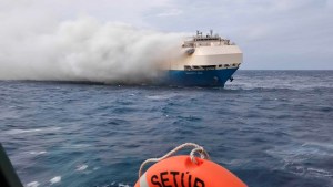 Se hundió el barco con cientos de autos de lujo que se había incendiado hace 13 días