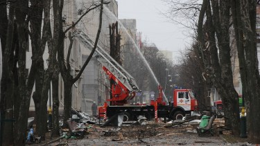 Los bomberos extinguen un edificio del Servicio de Seguridad de Ucrania (SBU) después de un ataque con cohetes en Járkov.