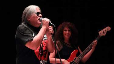Este viernes lo mejor de La Dama Blues en la plaza de las 827 viviendas de Roca. Gentileza