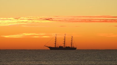 Un espectáculo: la Fragata Libertad frente a la costa de Puerto Madryn (Chubut, Patagonia). Fotero Patagónico