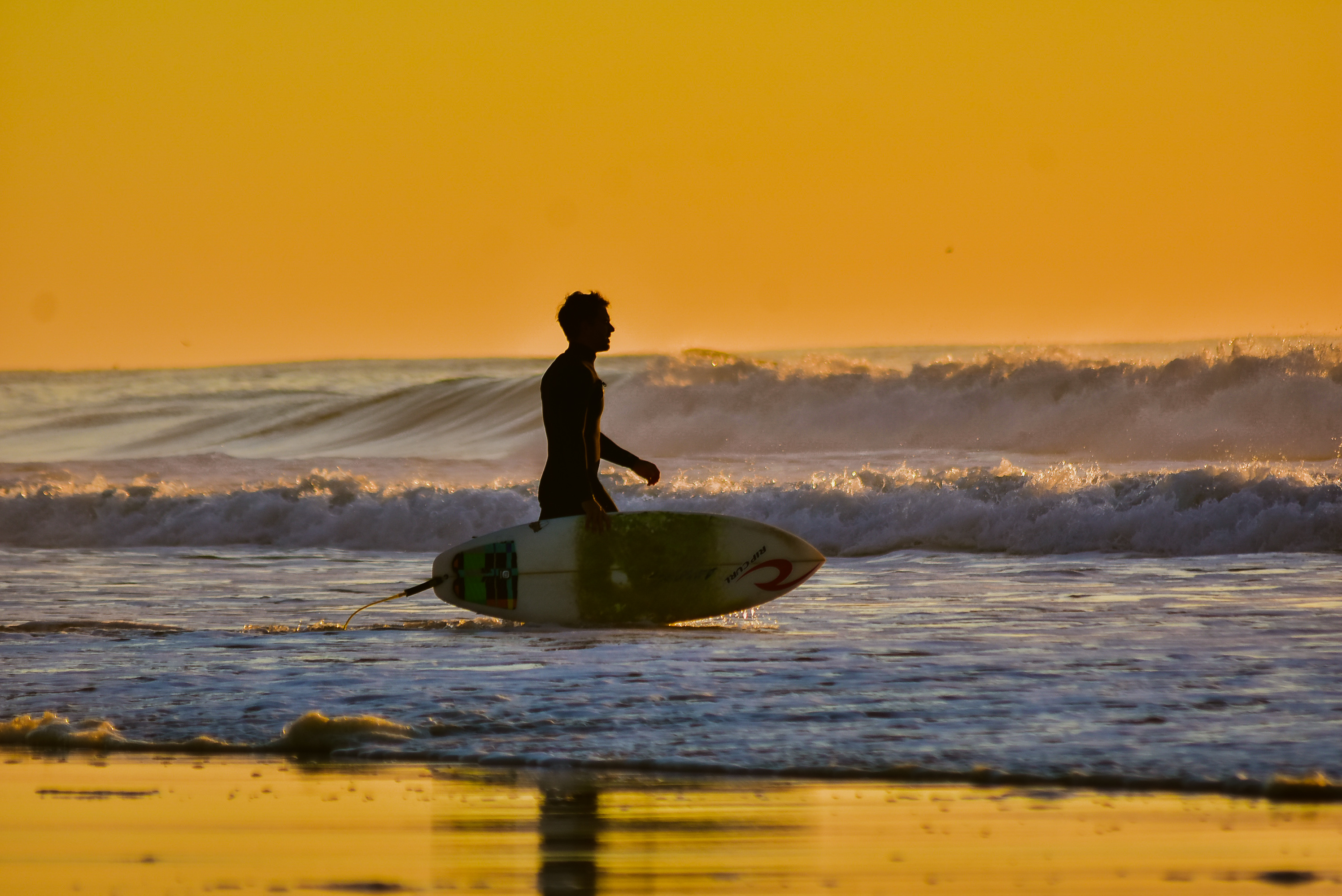 El oleaje de Las Grutas es generalmente calmo y más en verano, pero cuando hay swell o viento sur, que luego cambia a viento norte, se puede hacer surf. Fotos: Agustina Ramírez @minombreesmuycomun.