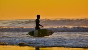 Dos surfistas que te enseñan a domar las olas en Las Grutas