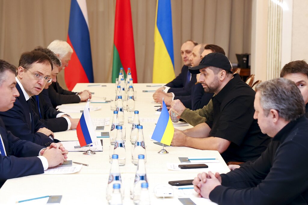Se llegó a un acuerdo luego de la segunda ronda de conversaciones por la paz. (Sergei Kholodilin/BelTA Pool Photo via AP)