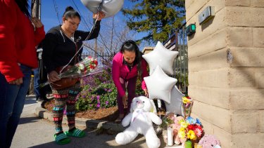 Familiares de las víctimas montaron un homenaje en la puerta de la iglesia. (AP Photo/Rich Pedroncelli)