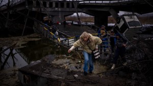 Siguen los bombardeos en Ucrania: Rusia asedia dos puertos clave y los refugiados ya superan el millón