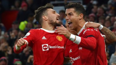 Cristiano facturó por triplicado en la victoria del Manchester United. (AP Photo/Rui Vieira)