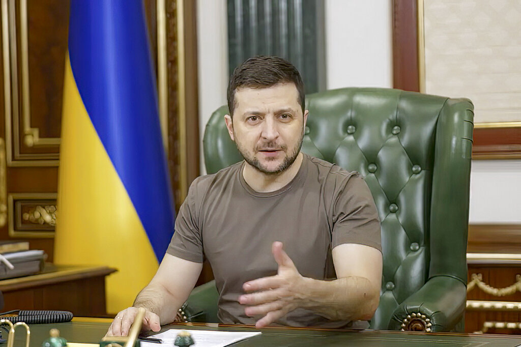 El presidente ucraniano habló en videoconferencia con responsables militares. (Ukrainian Presidential Press Office via AP)