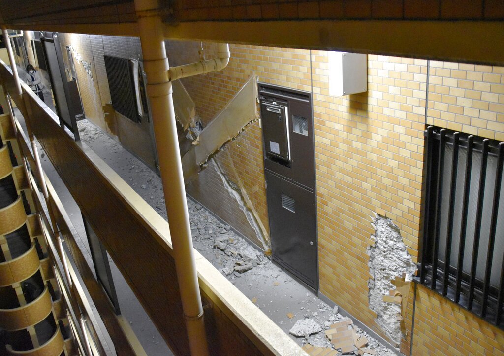 Las paredes de un complejo de departamentos en Fukushima cedieron ante el fuerte sismo. (Kyodo News via AP)