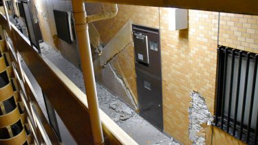 Las paredes de un complejo de departamentos en Fukushima cedieron ante el fuerte sismo. (Kyodo News via AP)