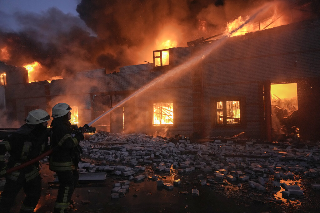 Bomberos ucranianos combaten el fuego en las afueras de Kiev luego de un bombardeo ruso. (AP Photo/Vadim Ghirda)