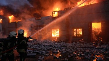 Bomberos ucranianos combaten el fuego en las afueras de Kiev luego de un bombardeo ruso. (AP Photo/Vadim Ghirda)
