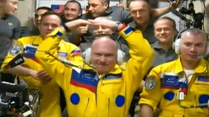 Con un particular traje, tres cosmonautas rusos llegaron a la estación internacional