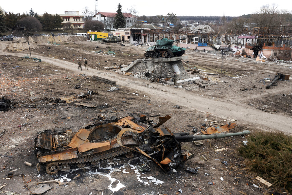 Así quedó el centro del pequeño pueblo de Trostyanets, luego de haber sido recuperada por las fuerzas ucranianas. (AP Photo/Efrem Lukatsky)