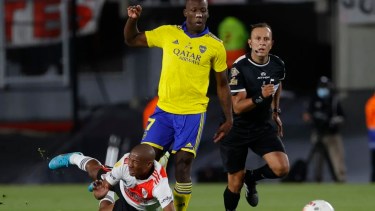 Luis Advíncula cometió varias infracciones, jugó mal y fue reemplazado en el entretiempo. Igual, Boca le ganó a River. 