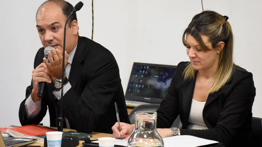El fiscal jefe Santiago Márquez Gauna junto a la fiscal Anabella Camporesi. 