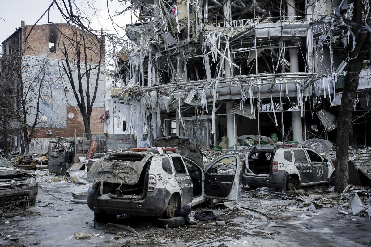 Vehículos y edificios dañados en el centro de la ciudad de Kharkiv en Ucrania. Foto: AP 