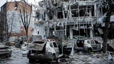 Vehículos y edificios dañados en el centro de la ciudad de Kharkiv en Ucrania. Foto: AP 