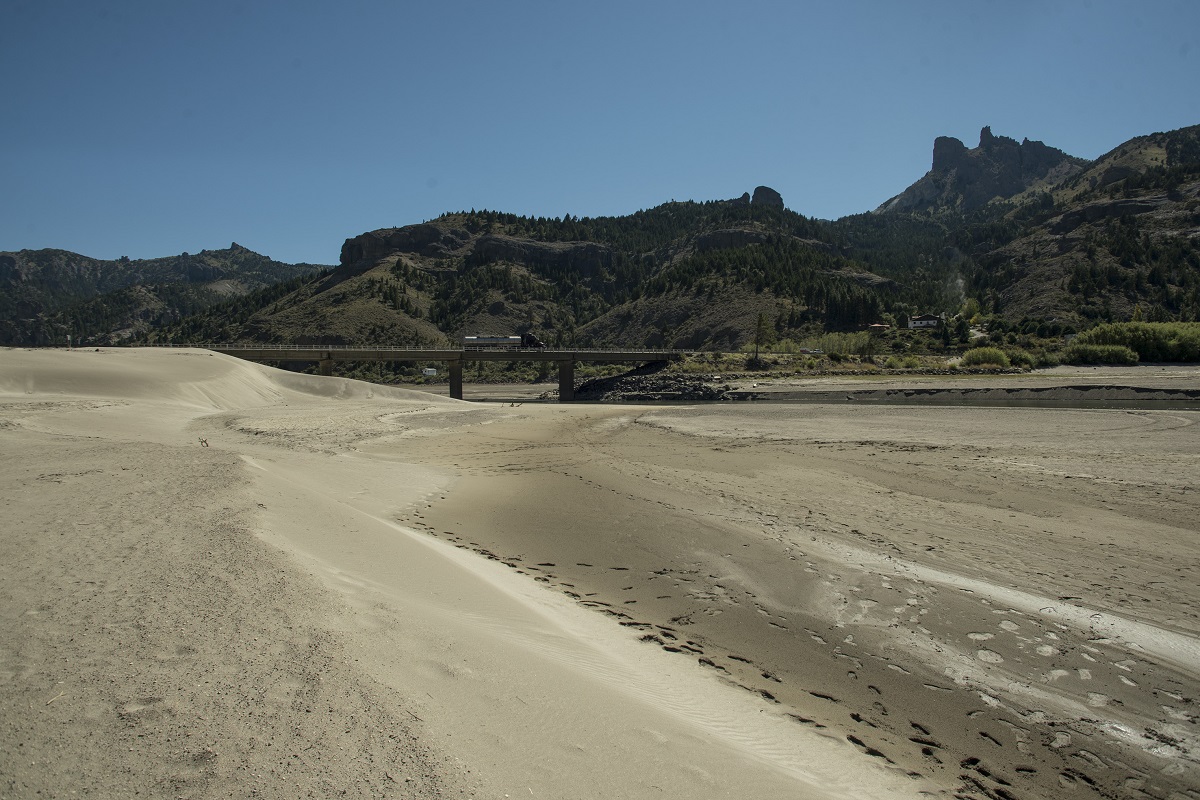 La confluencia del río Traful y Limay muestra un paisaje desolador, con escasa agua y demasiada arena. Foto: Marcelo Martinez