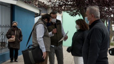 Entre los que quieren viajar hay de todo: desde chilenos que quieren ver a sus familias hasta argentinos que precisan realizar un trámite (Foto: Marcelo Martínez)