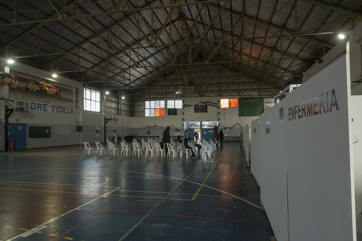 El gimnasio municipal 1 está afectado a los operativos por la pandemia de Covid desde hace casi dos años. Foto: Marcelo Martínez 