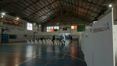El gimnasio municipal 1 está afectado a los operativos por la pandemia de Covid desde hace casi dos años. Foto: Marcelo Martínez 