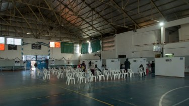 Las autoridades sanitarias evalúan cerrar el gimnasio municipal 1 a fines de abril. Foto: Marcelo Martínez 