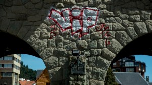 Pintaron el arco del Centro Cívico con aerosol