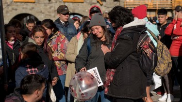 La despedida simbólica de la niña asesinada se hizo este lunes por la tarde en el Centro Cívico de Bariloche. (foto Marcelo Martínez)