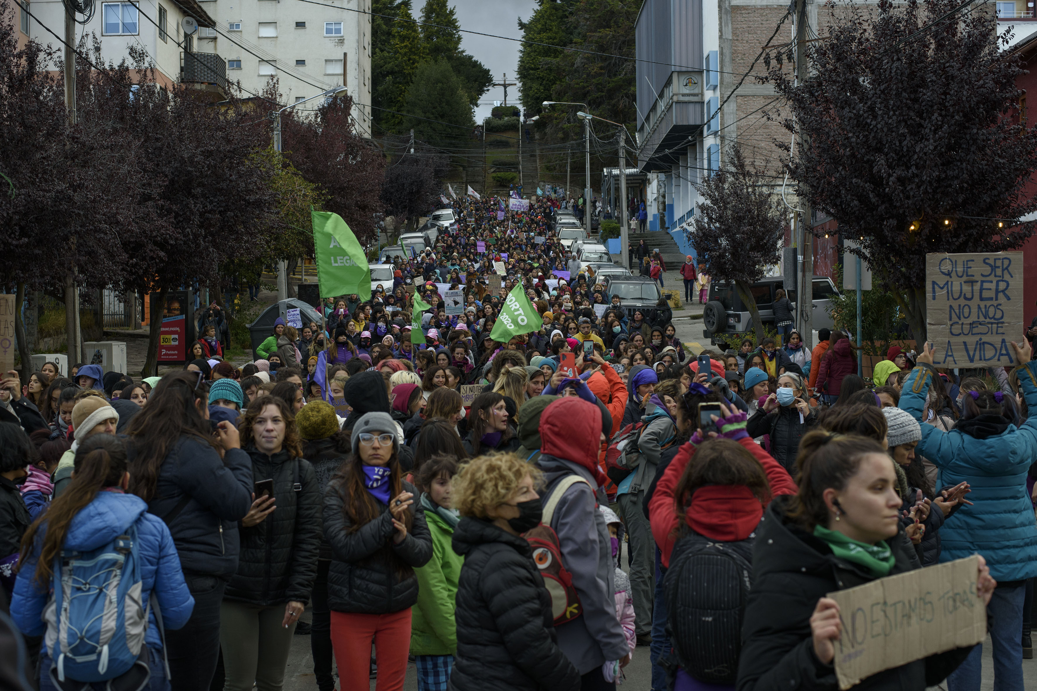 Miles de mujeres salieron a las calles de Bariloche a exigir el cumplimiento de sus derechos el año pasado. Foto: archivo