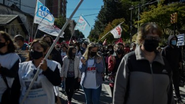 Los gremios estatales de Río Negro cumplen hoy la primera jornada de 48 horas de paro provincial y marcharon en Bariloche. Foto: Marcelo Martinez