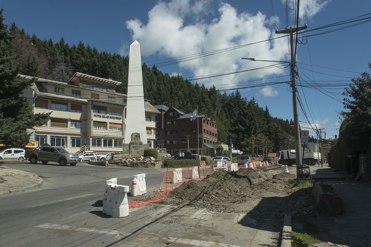 La obra de la rotonda del monolito, donde nace la avenida Bustillo de Bariloche, comenzó hace 9 meses. (Foto de archivo)