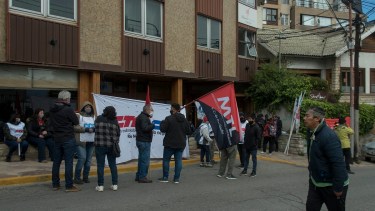 Referentes de diversas agrupaciones aguardan la finalización de l audiencia conciliatoria en la Cámara Civil de Apelaciones. Foto: Marcelo Martínez