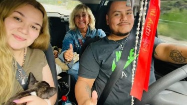 Georgina Barbarossa saluda con pulgar hacia arriba en el vehículo de una pareja de Esquel que la auxilió en la ruta en la cordillera. Gentileza