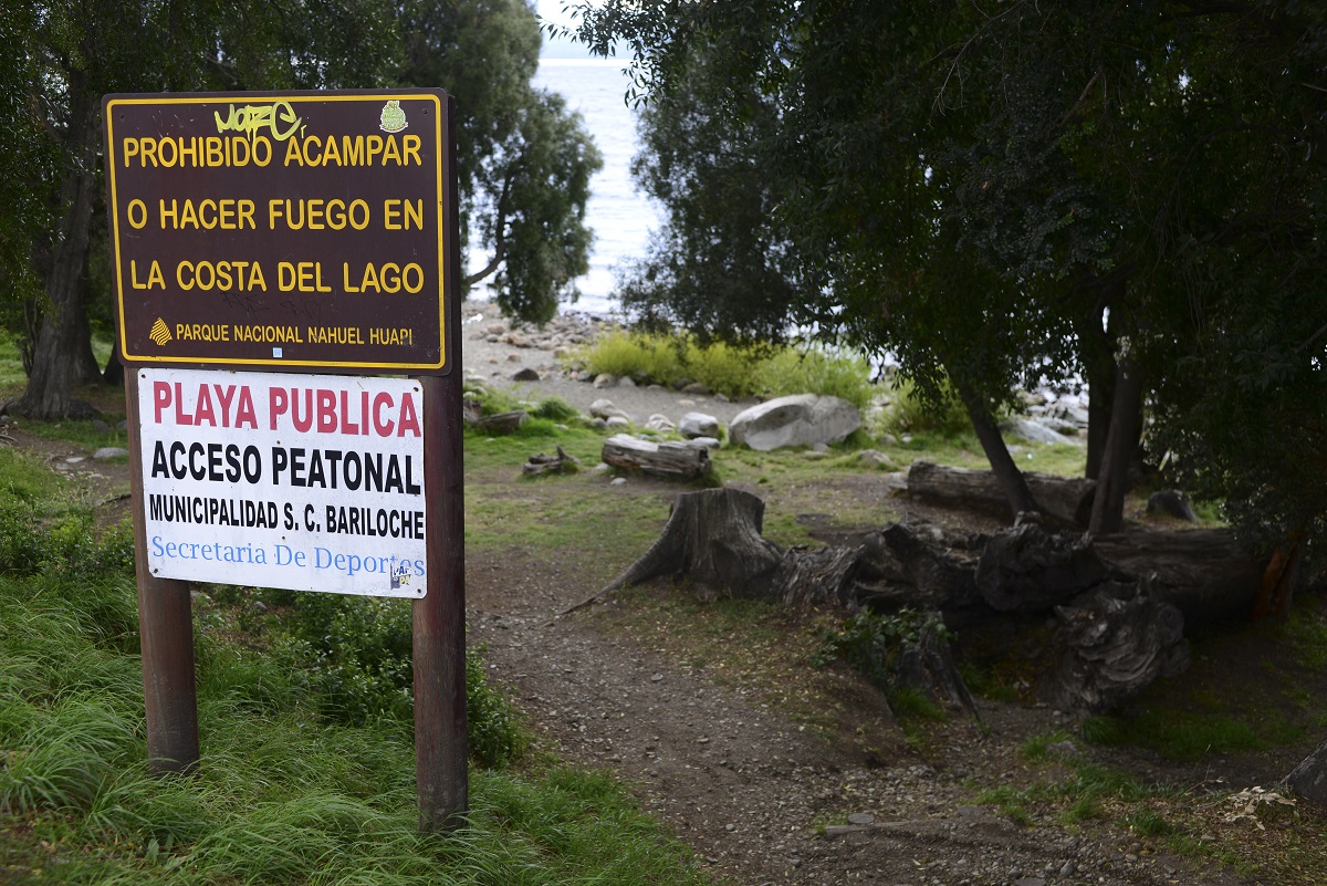 Años atrás en Bariloche señalizaron algunas playas públicas y ahora se suman las cabeceras. Foto: Chino Leiva
